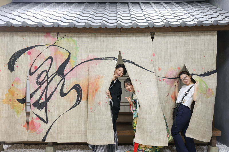 スタッフと暖簾からひょっこり♪