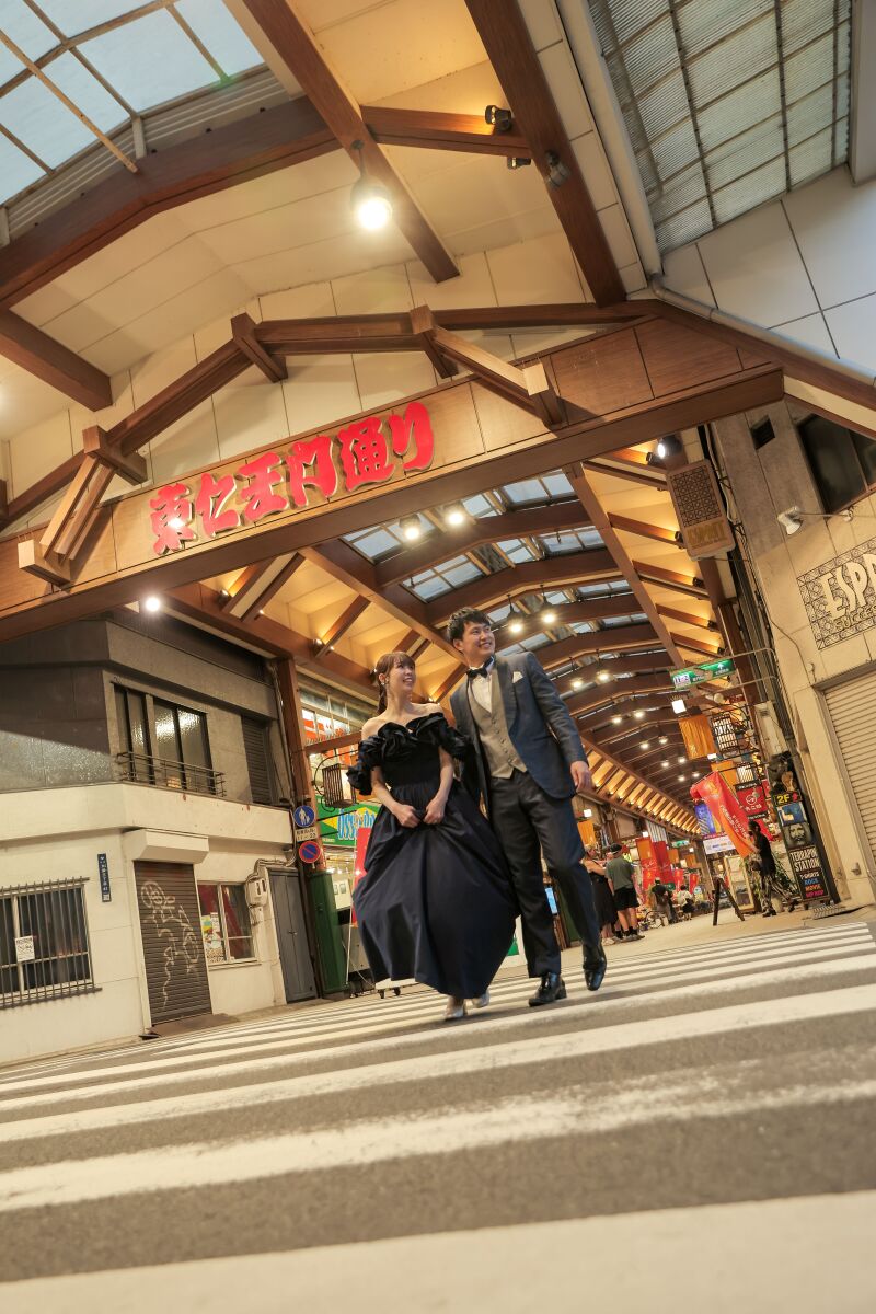 商店街を歩くナイトフォト
