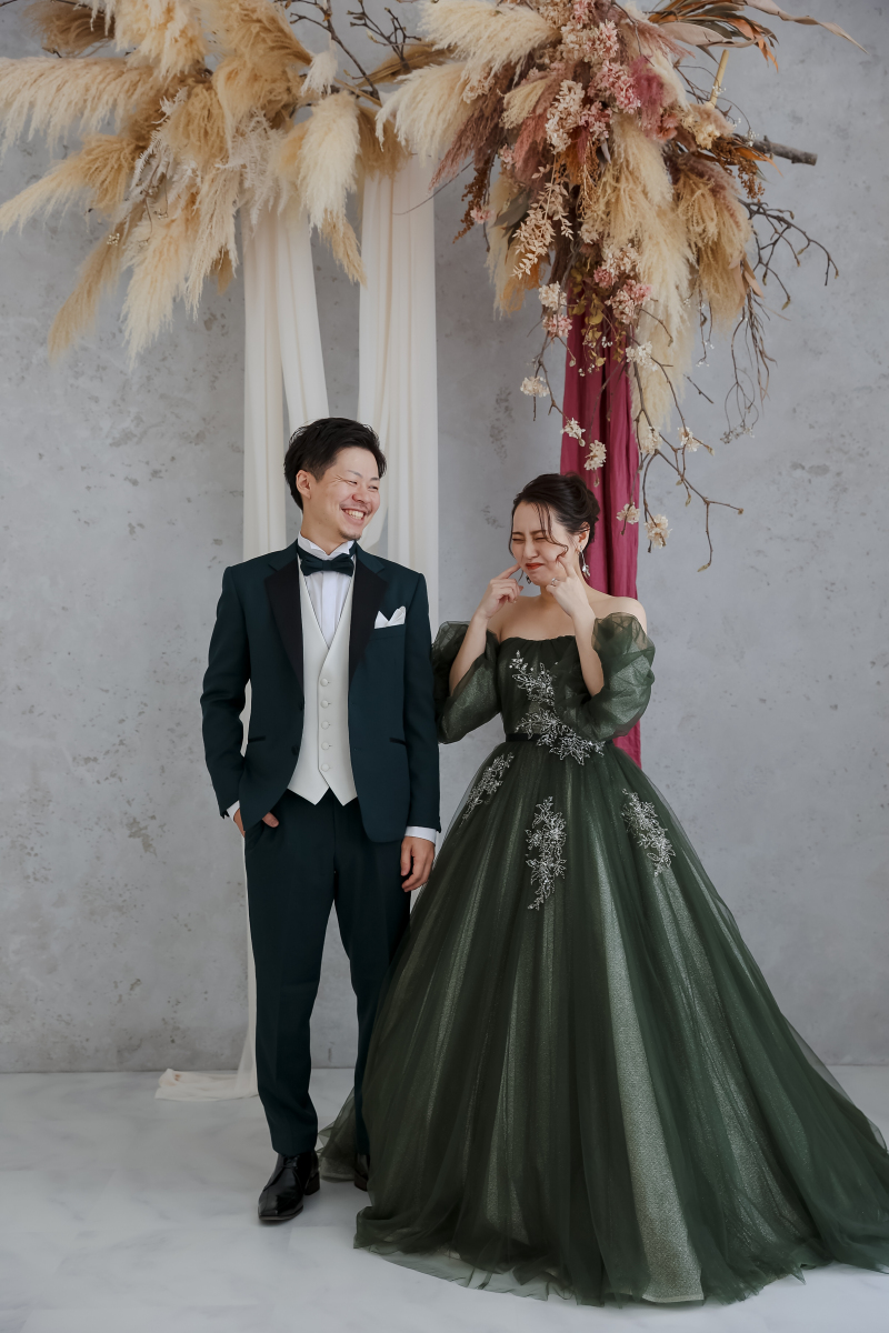 お顔のマッサージをされる新婦様にきゅんです。。