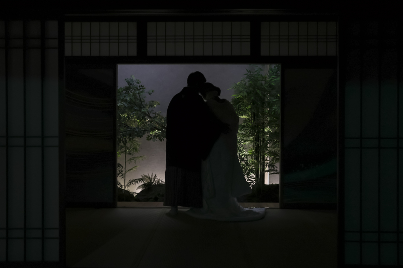 夜の庭園を眺めながら