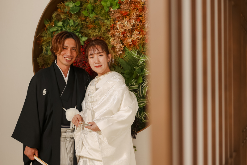 華やかな丸窓越しのお二人