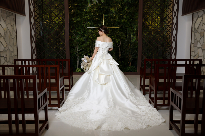 華やかなウエディングドレスのバックショット