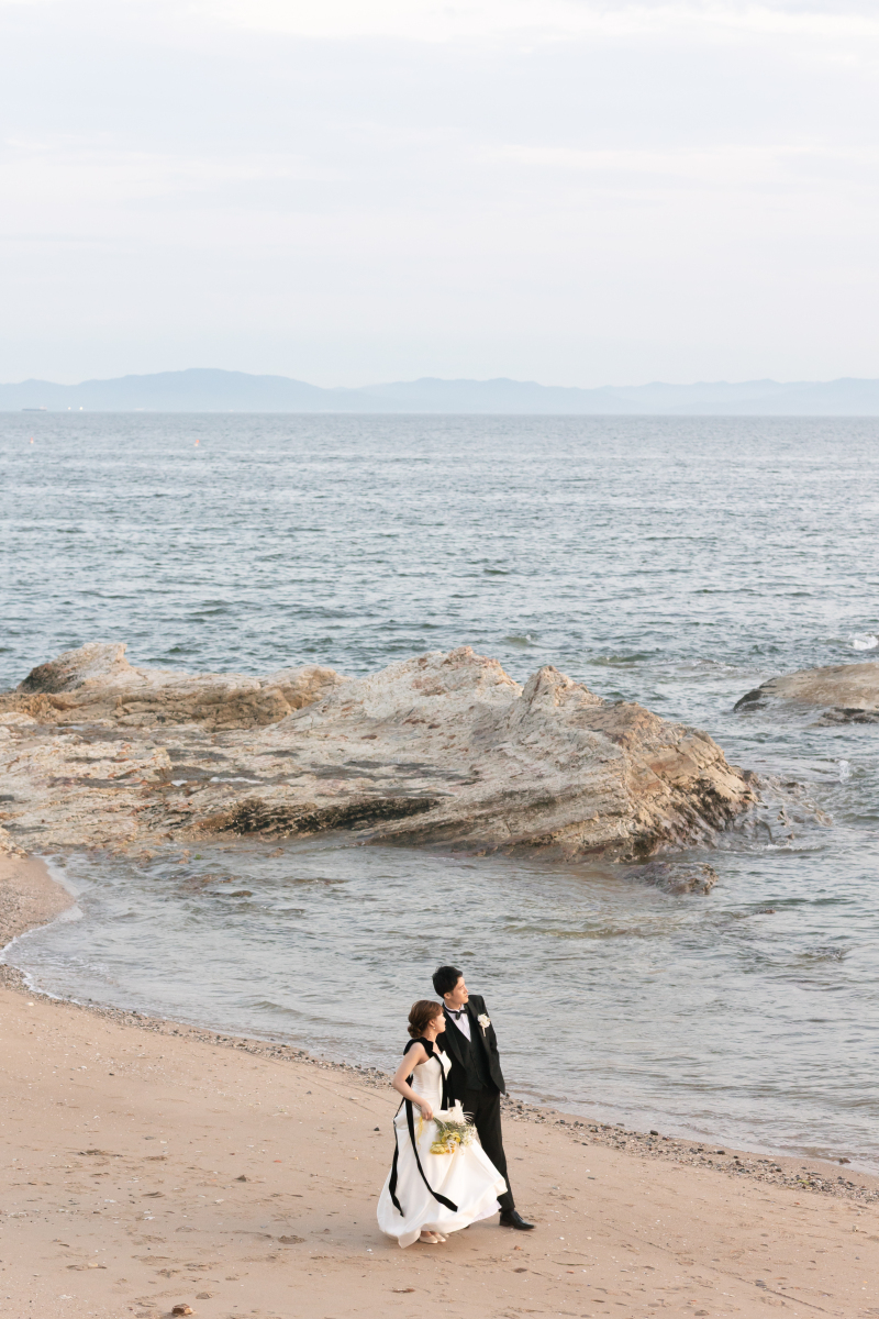 海辺を歩むふたり