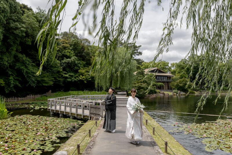 柳が揺れる庭園散策
