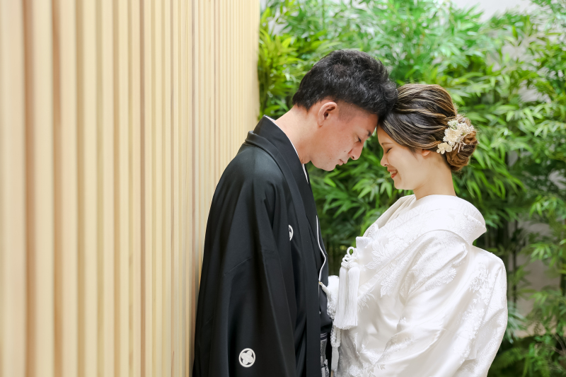 竹林をバックに