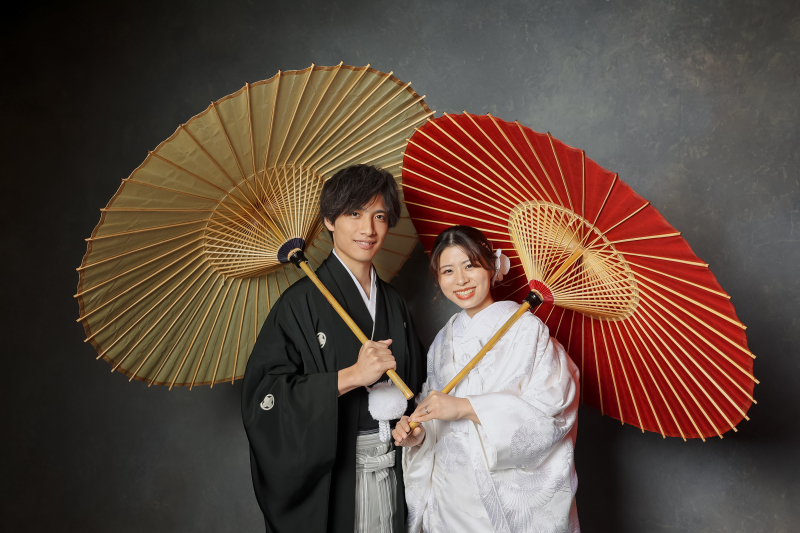 和の雰囲気を楽しめる番傘を添えて