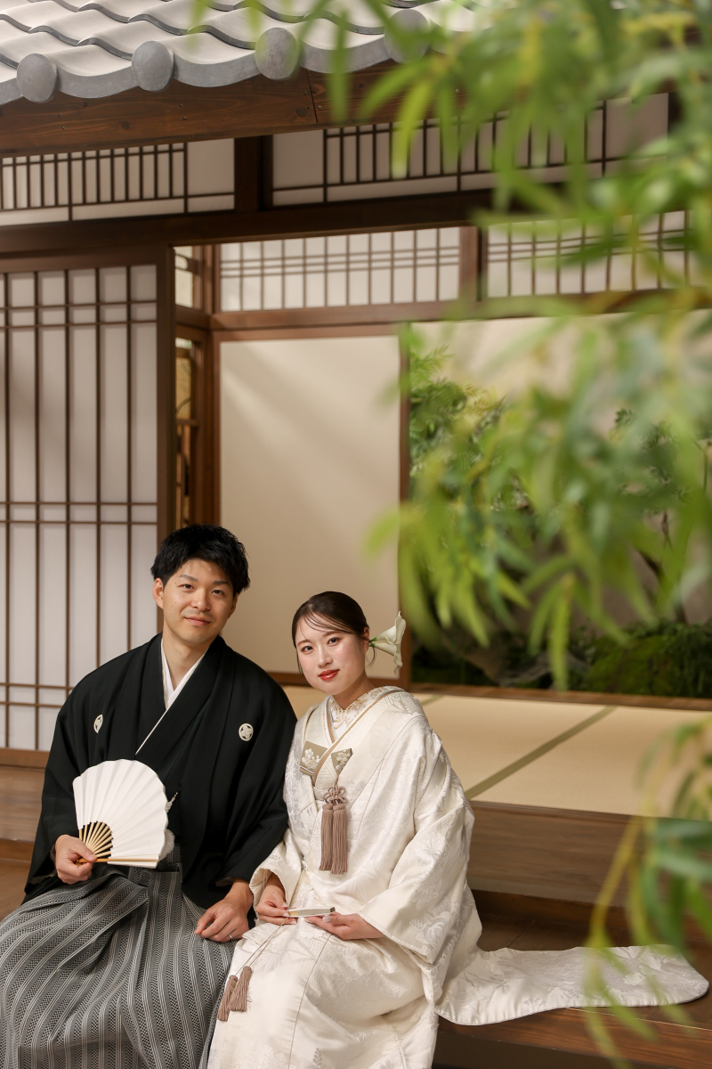 縁側に寄せるふたりの姿