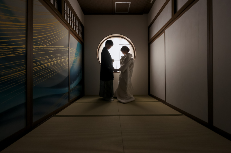 丸窓から溢れる光