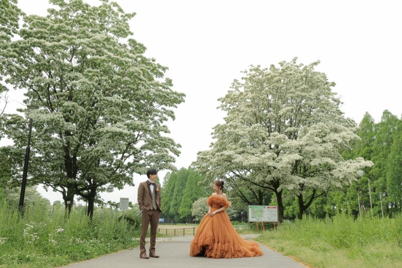 緑と花に包まれたふたりの誓い
