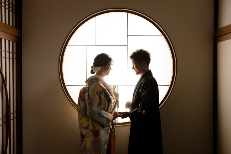 丸窓の光に包まれて