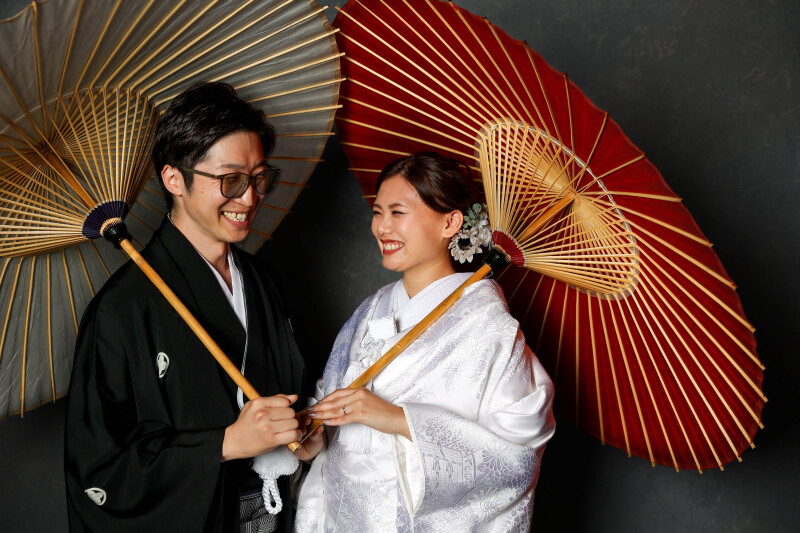 番傘を持ってお二人らしい表情で!
