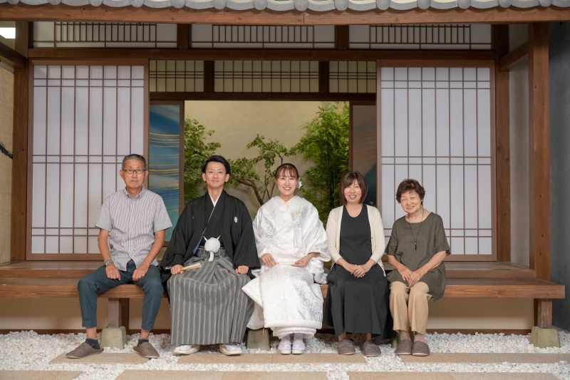 縁側でご家族揃って