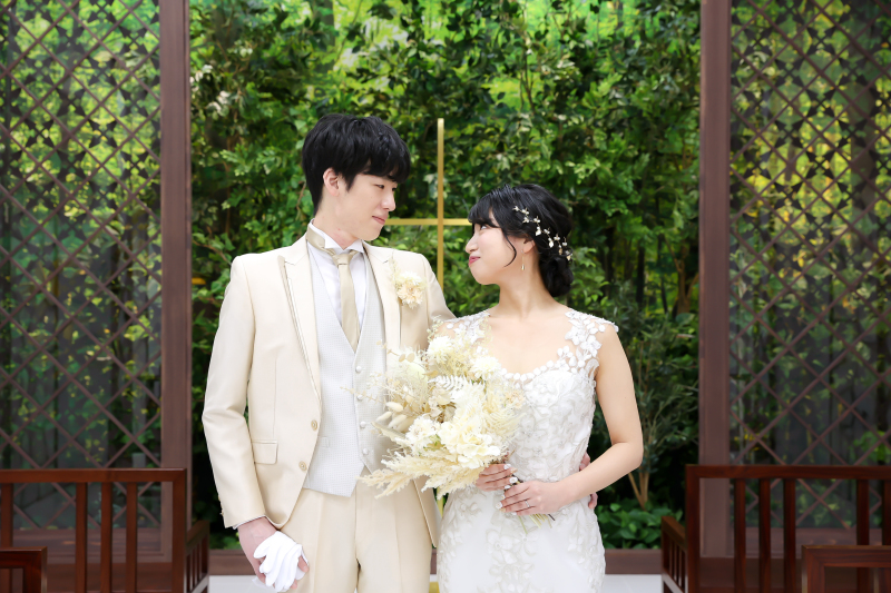 本格的なチャペルをバックに一枚