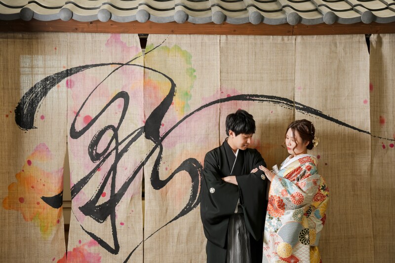 暖簾の前で・・・