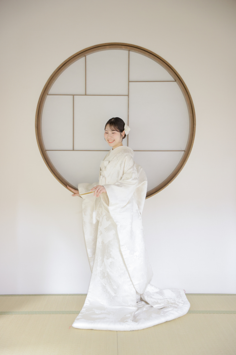 円窓に咲くやわらかな美