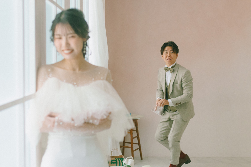 新婦様のソロショット中に新郎様がグッズの準備を