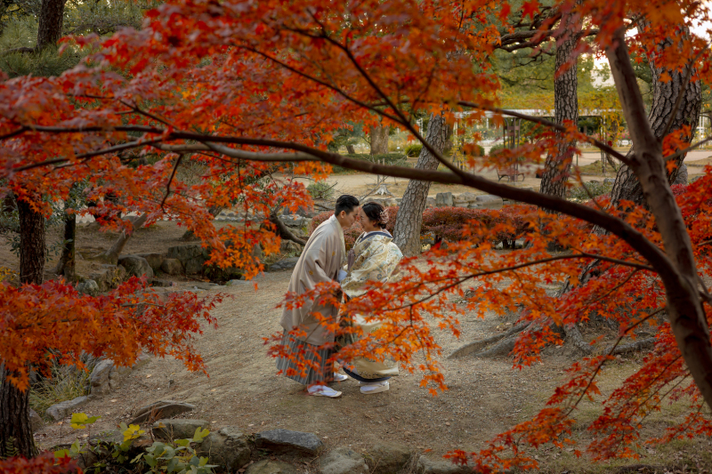 紅葉に囲まれる
