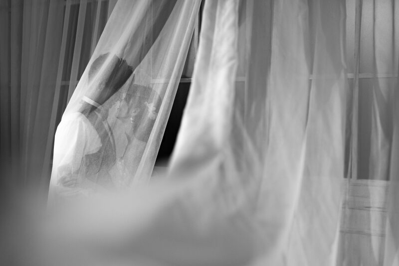 レースカーテンに包まれて