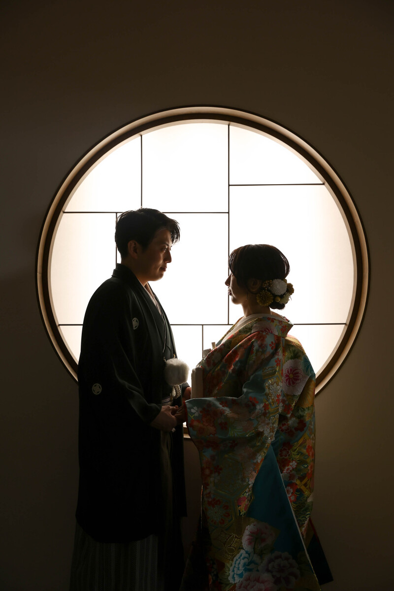 丸窓でお二人のシルエットを