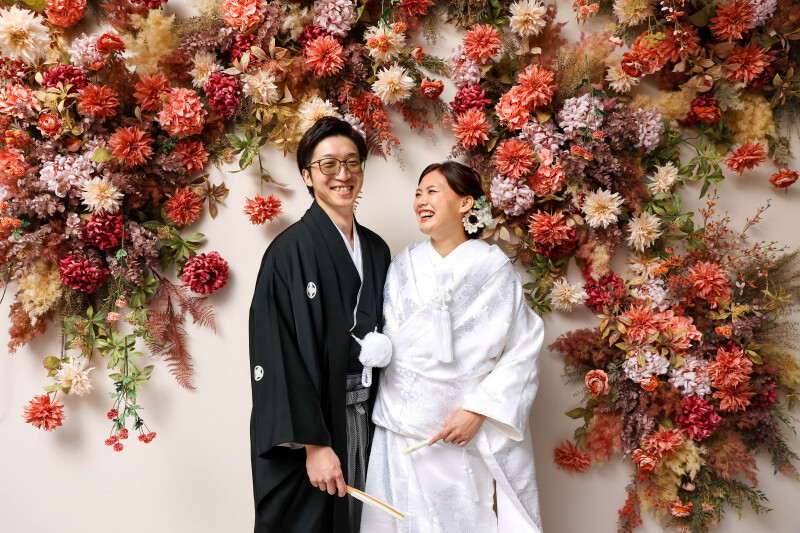 華やかなオレンジのフラワーウォールで1枚!