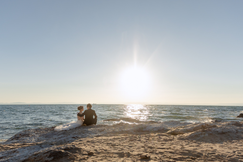 壮大な夕日をバックに