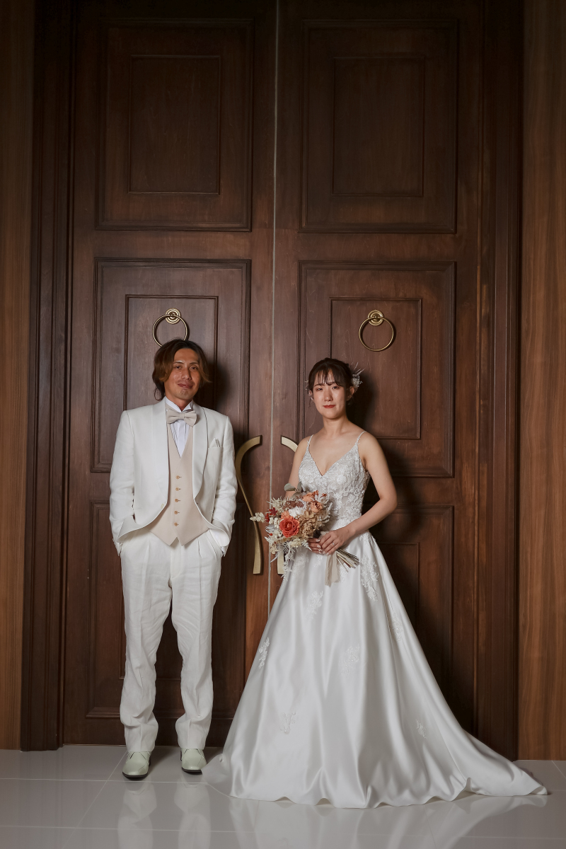 まるでお姫様!シックな扉×ウエディング