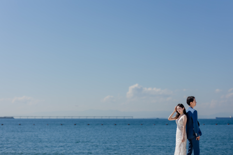 雄大な海と陽光に輝く白浜