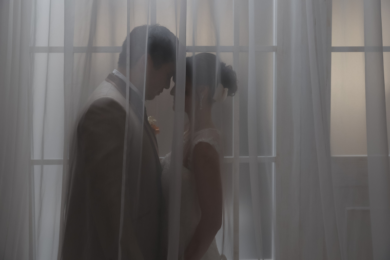 カーテンを使いドラマチックな一枚に