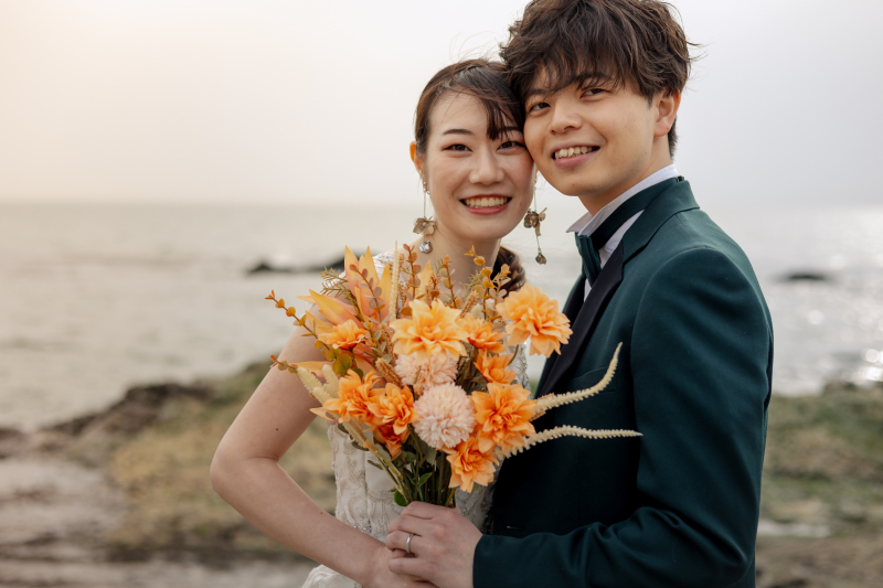壮大な海をバックにブーケと素敵なお二人。