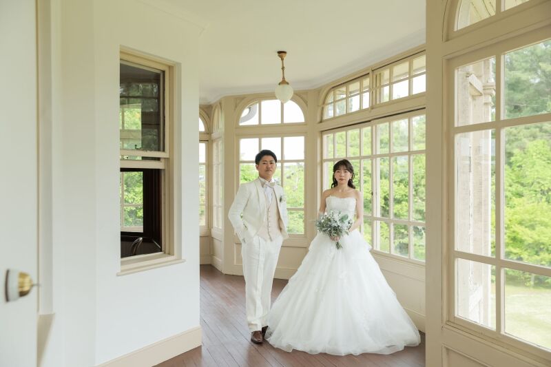 光差す窓辺の静かな佇まい