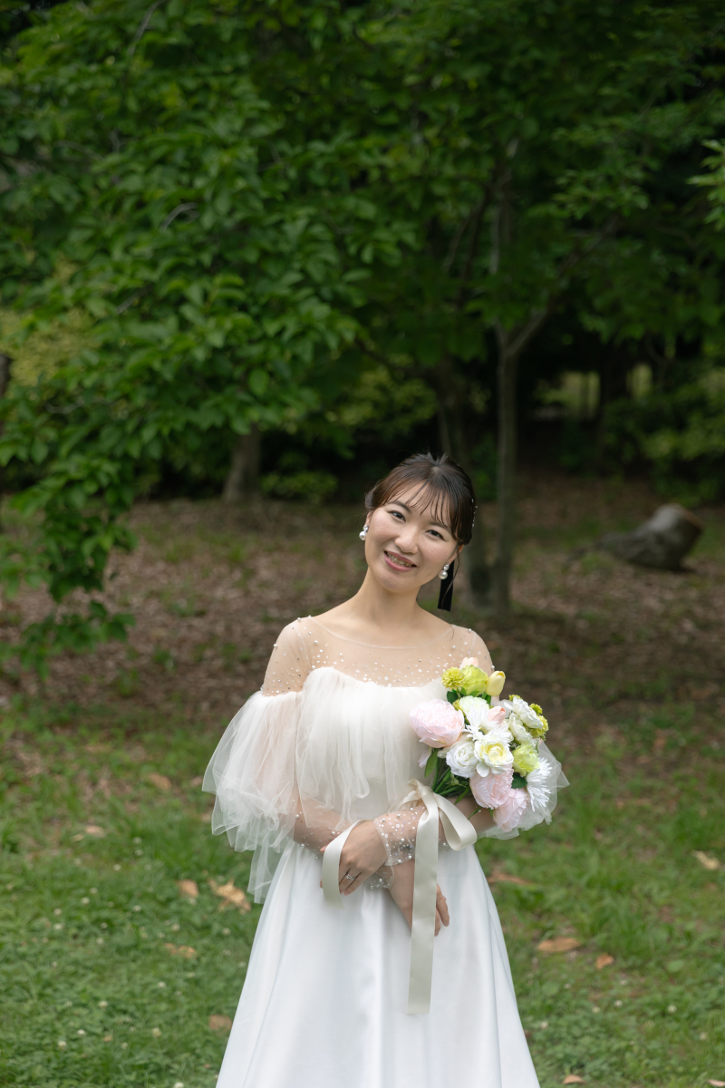 森に映える純白の花嫁