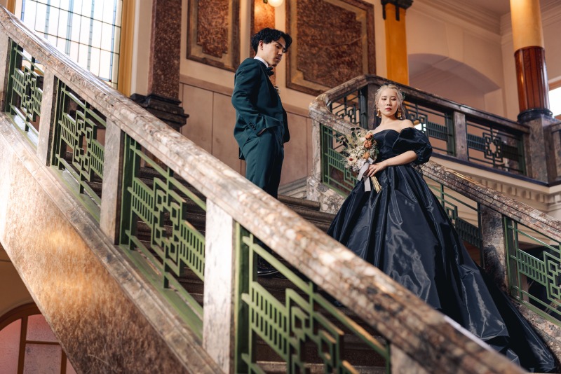 市政資料館の階段から撮影スタート!