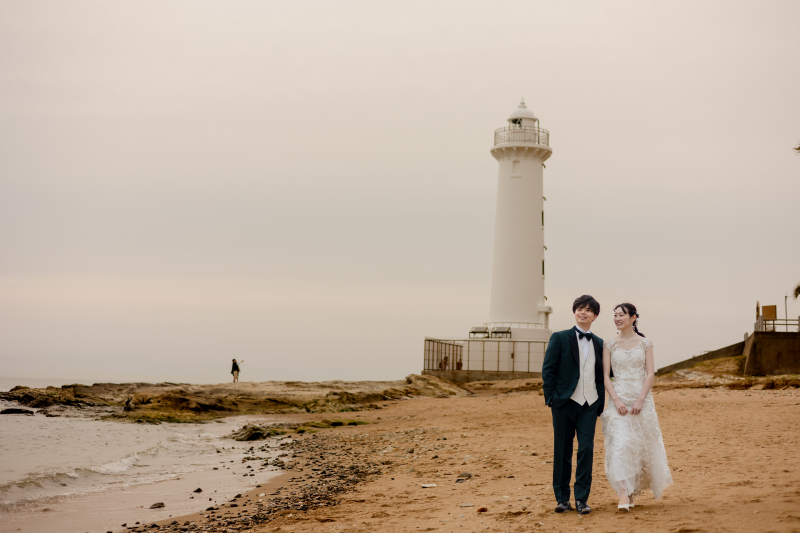 海沿いをに歩くお二人