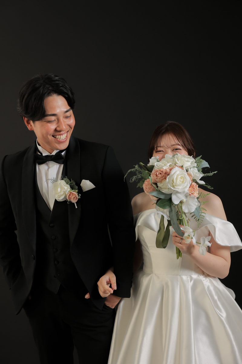 花に隠れた微笑み