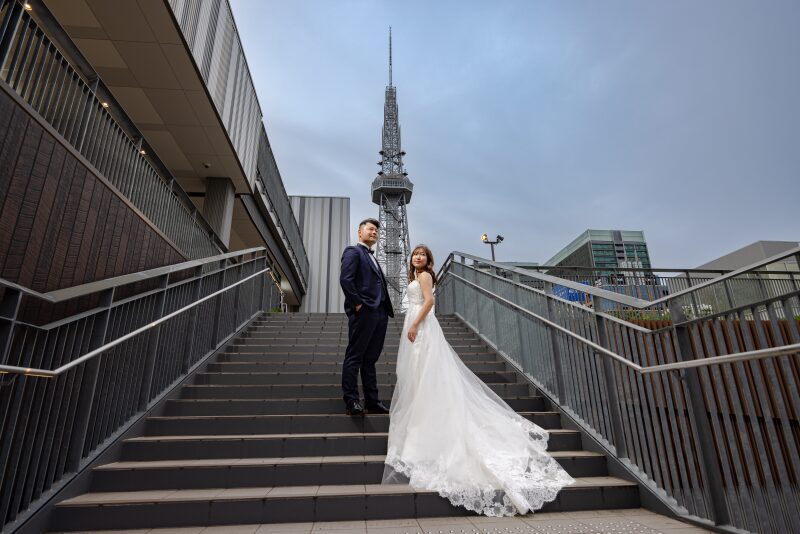 テレビ塔を背景に