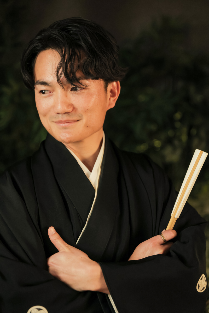  夜の庭を背景に佇む和装姿の横顔