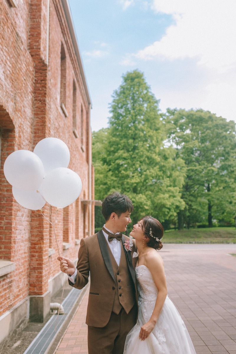 赤煉瓦と新緑と青空