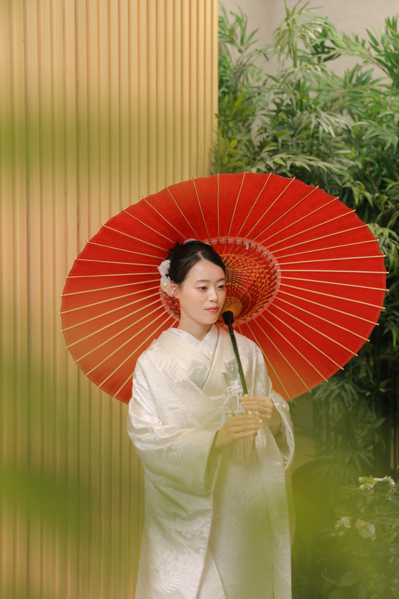 朱傘に映える美しさ