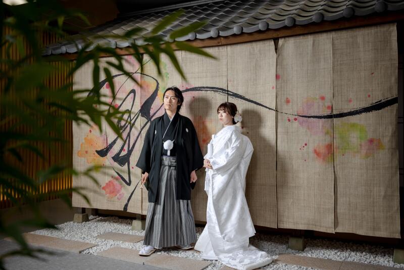 奥行きある空間が二人を引き立てる