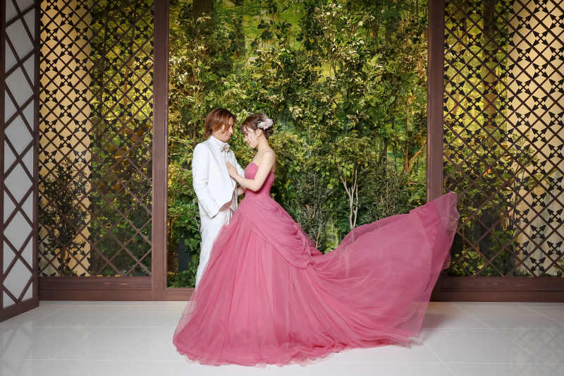 ふわっとドレスを靡かせて