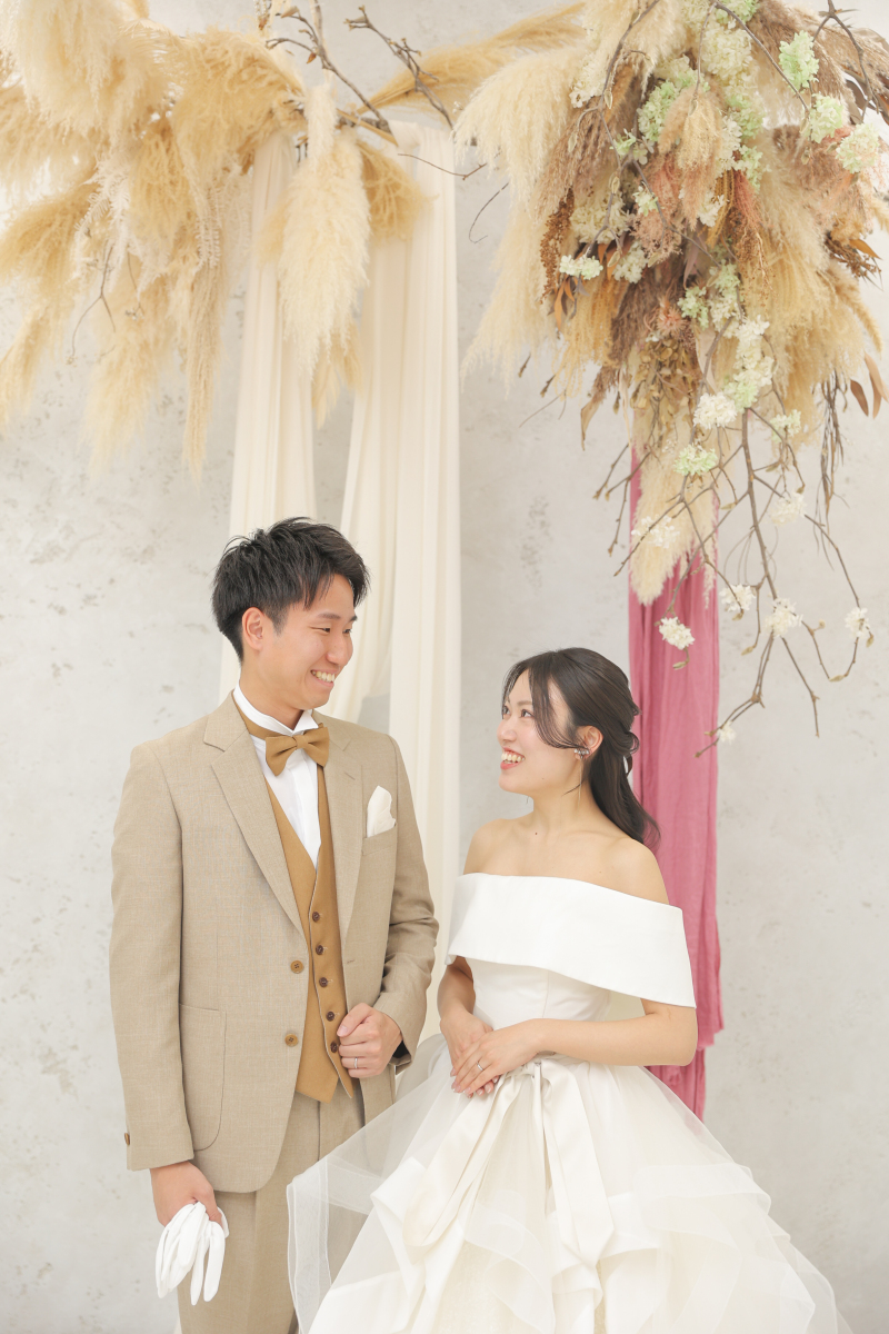 見つめ合う自然な笑顔の瞬間