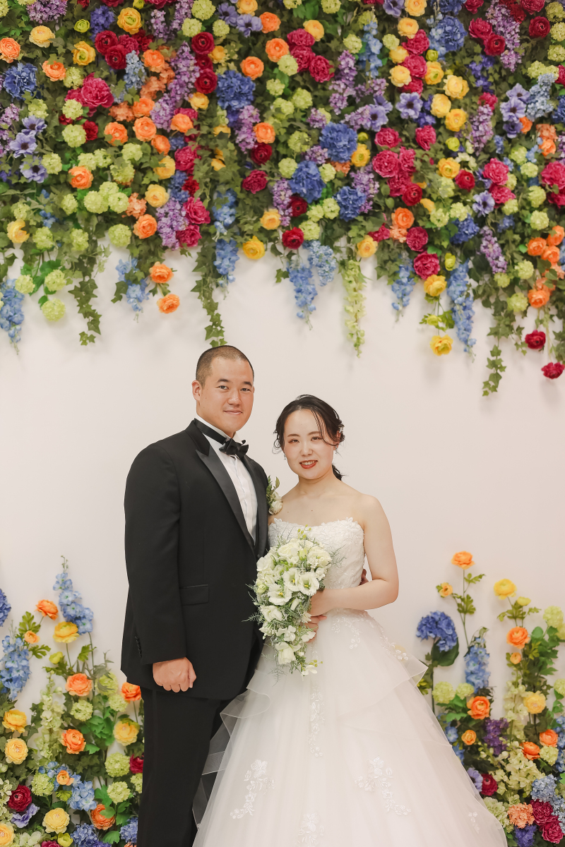 カラフルなフラワーの前で