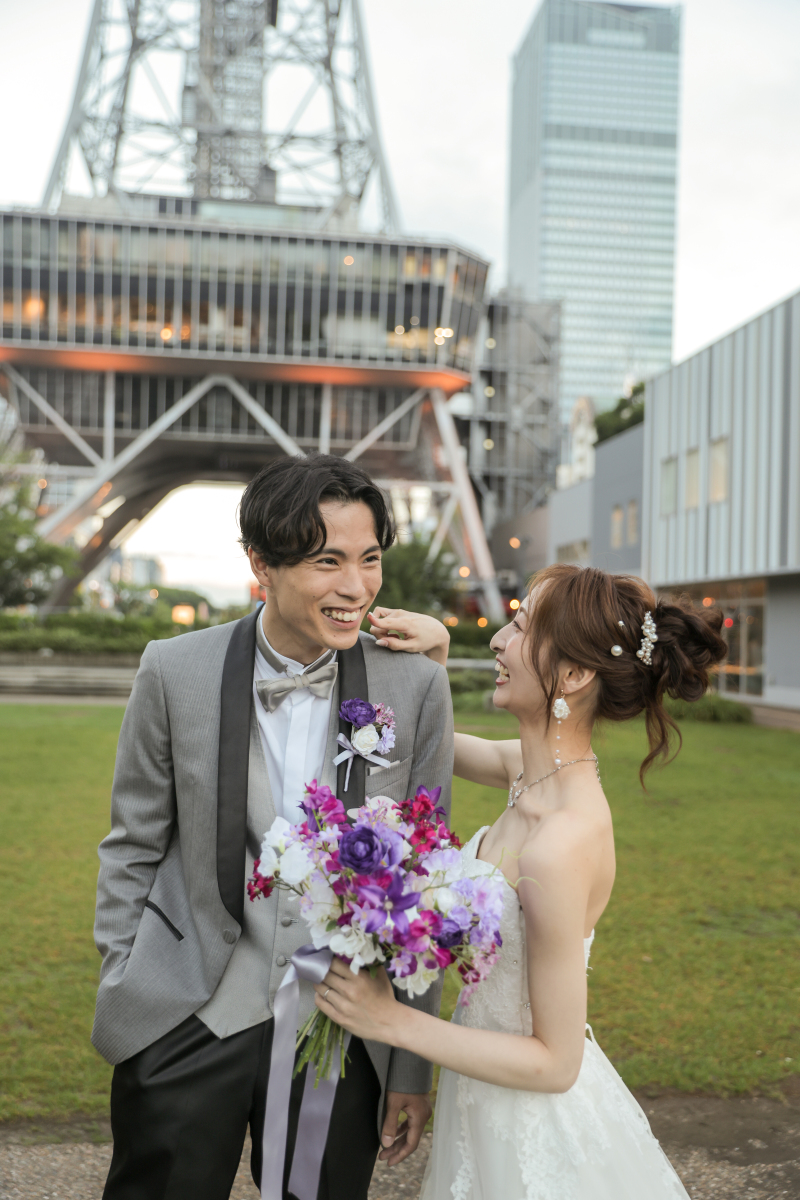 都会に映えるふたりの笑顔