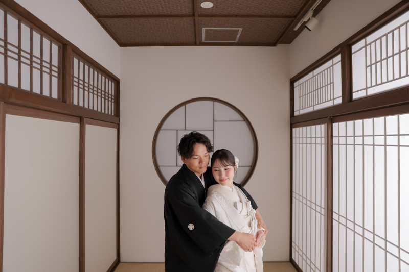 円窓に寄り添う静かな絆