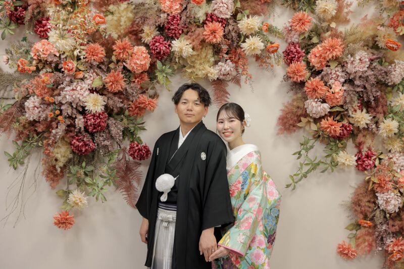 花に囲まれる華やかな門出