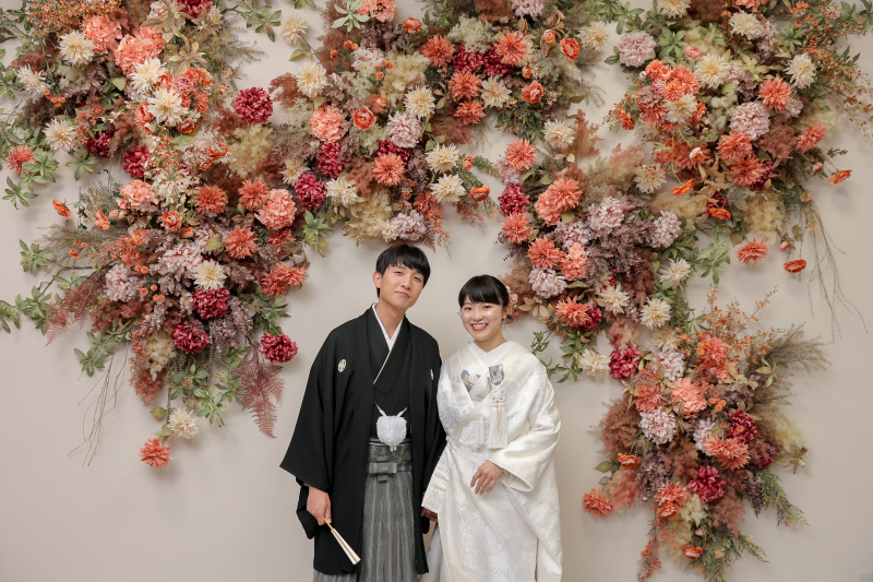 花々に彩られる門出