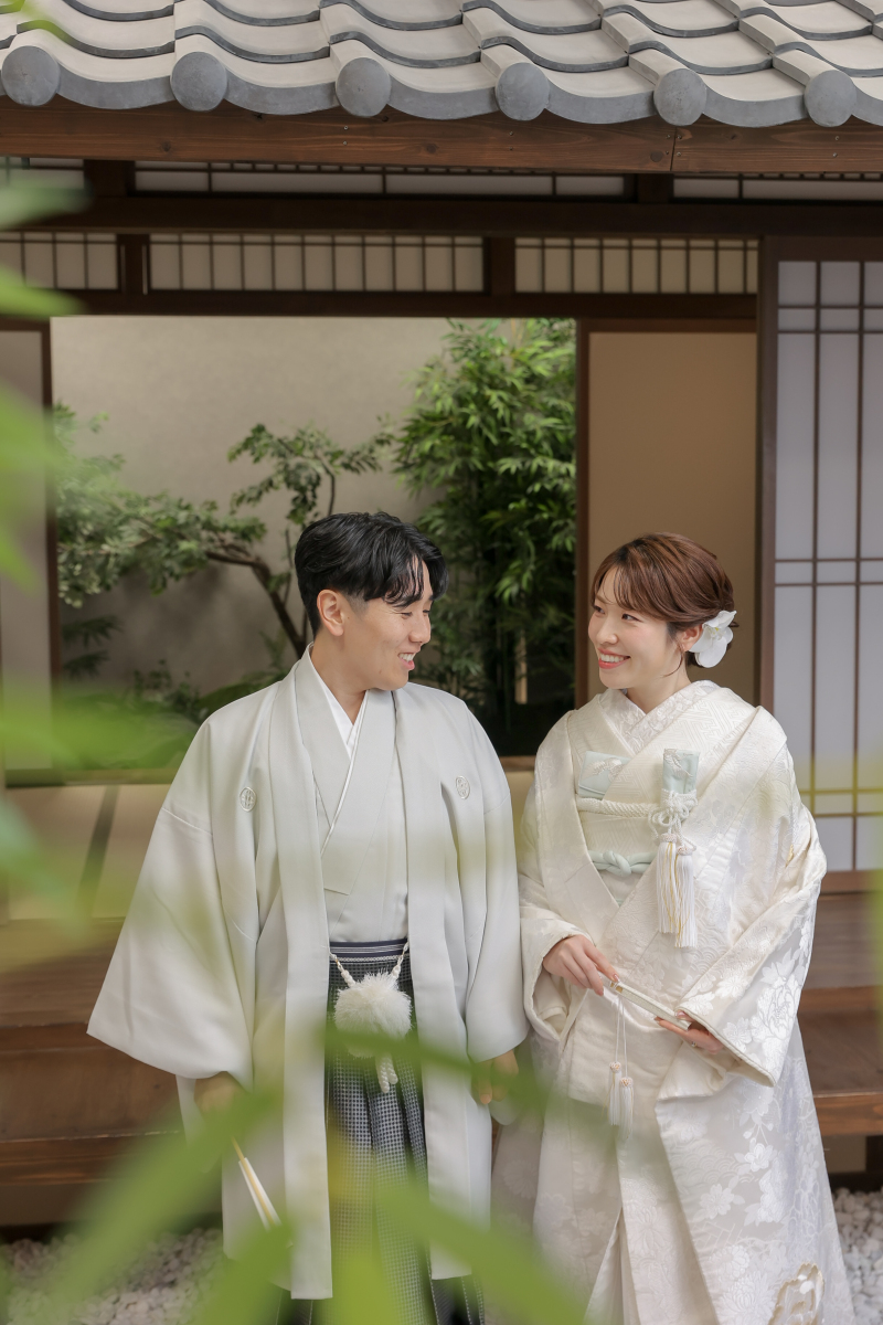 和の庭で見つめ合って