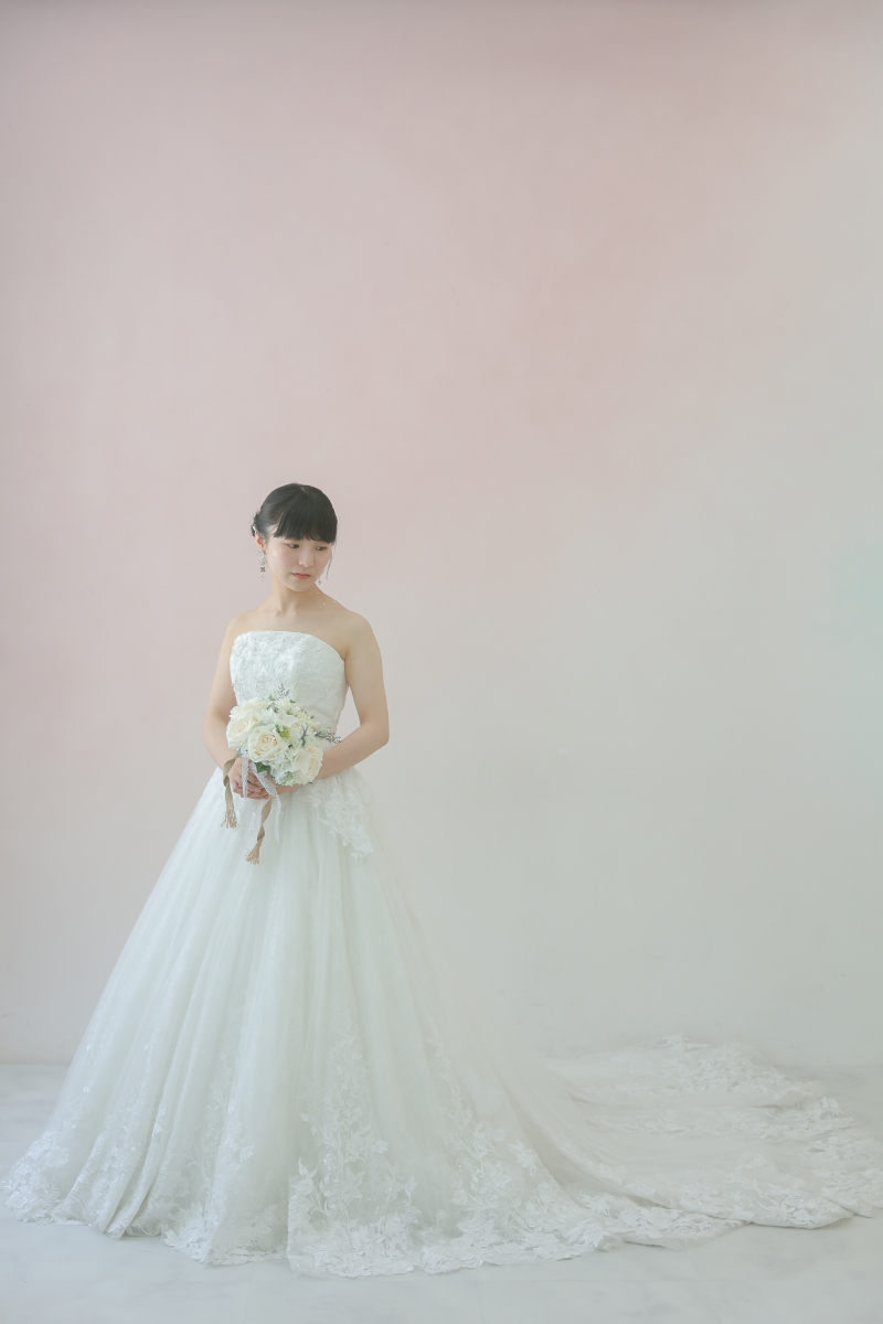 光に包まれる花嫁