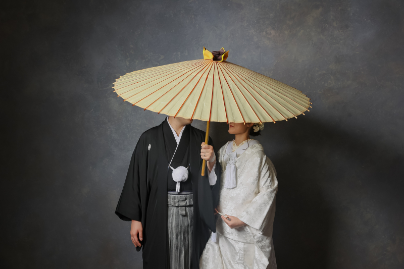 番傘で顔を隠すお二人