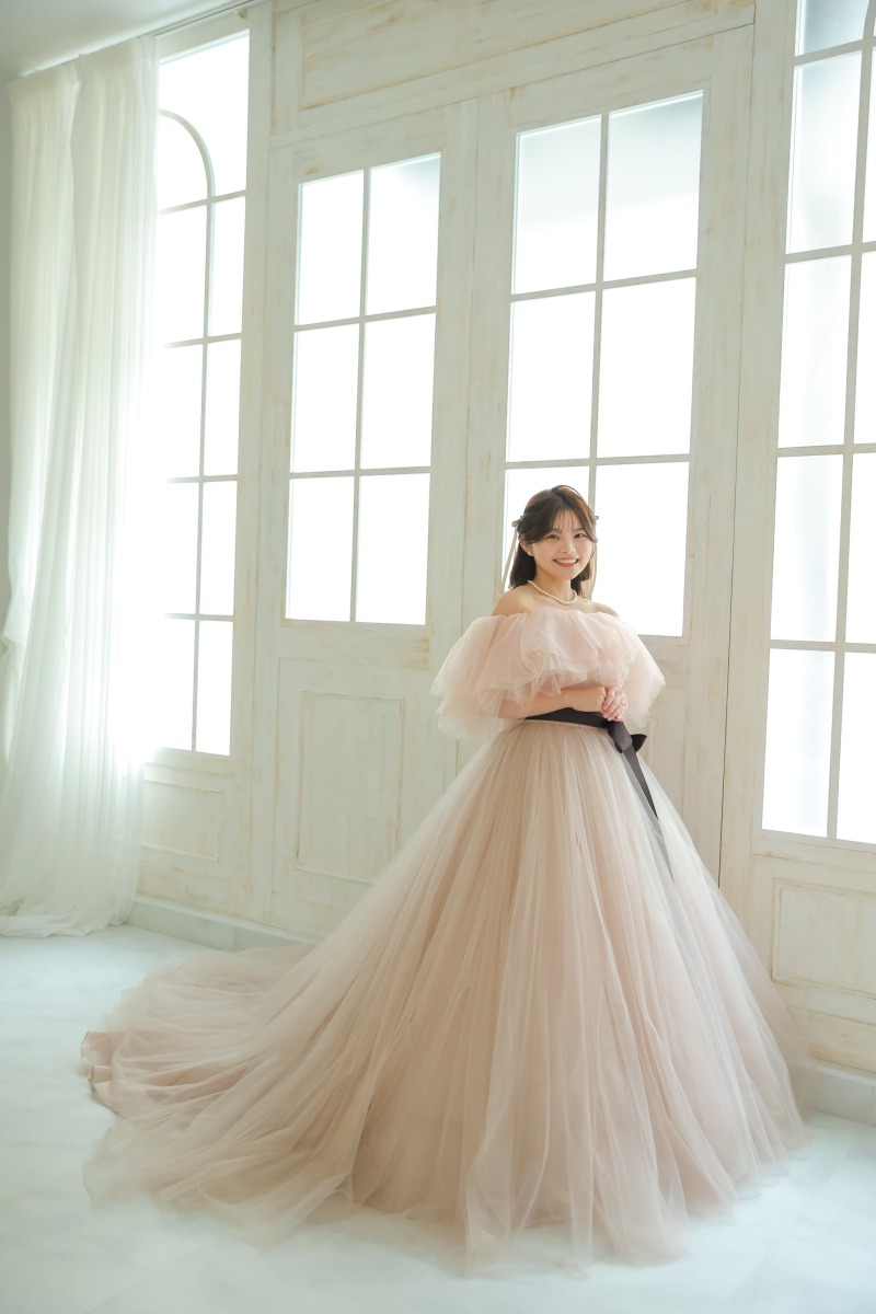 大きな白窓の前で